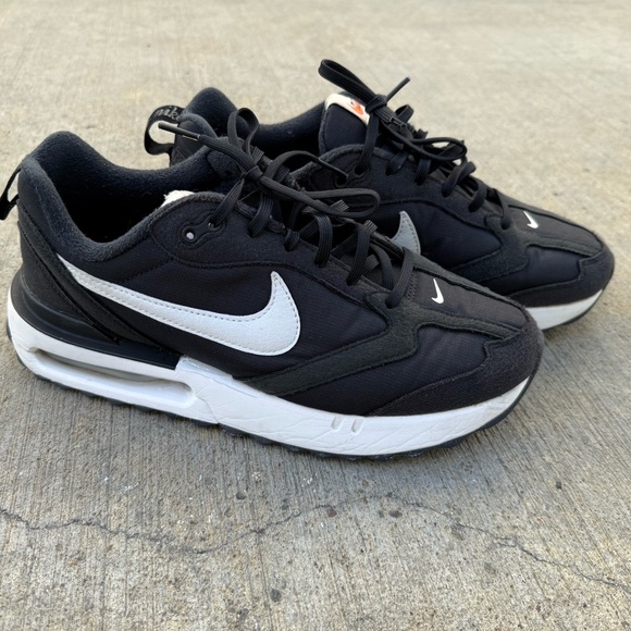 Nike Black and White Sneakers with Swoosh - Picture 3 of 6